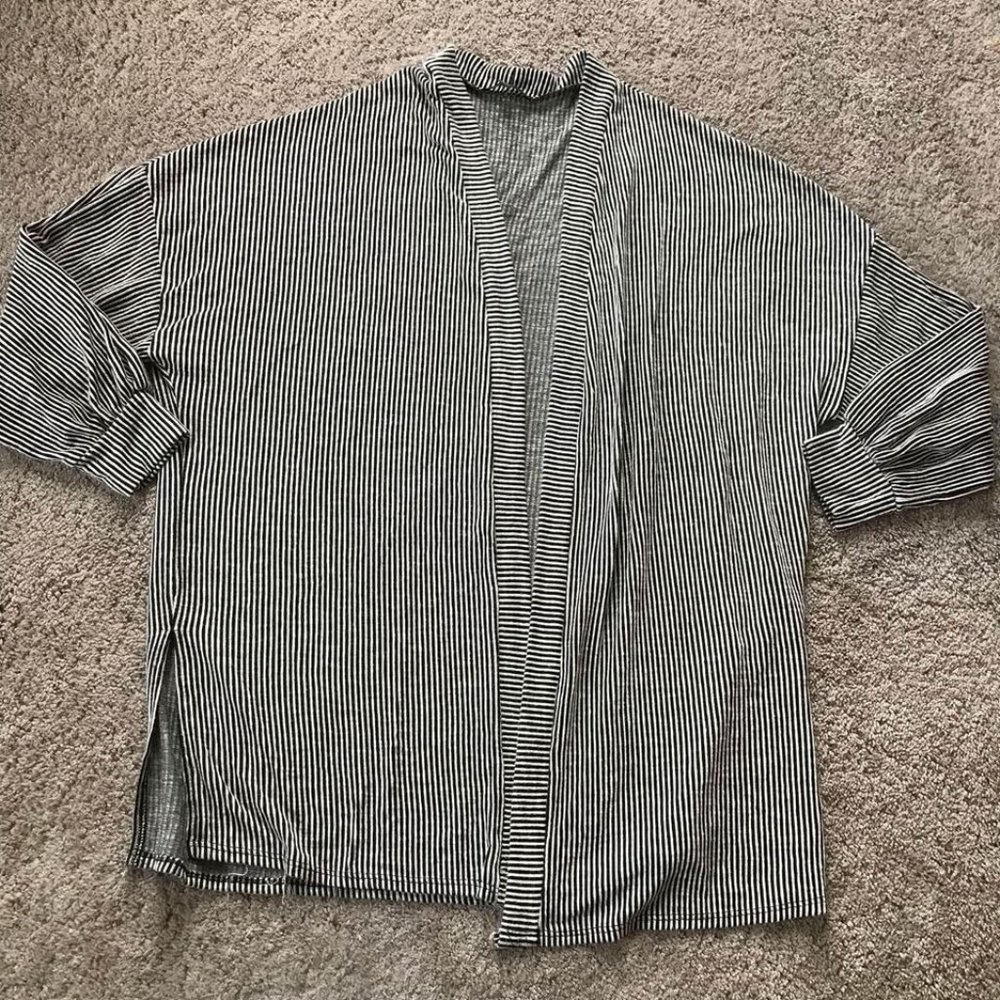 Gyft women’s medium striped cardigan